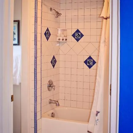 The Islander Inn Woods Bay Room photo