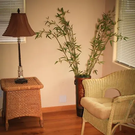 The Islander Inn Woods Bay Room photo